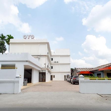 Oyo 2895 Paranginan Residence Медан Екстериор снимка